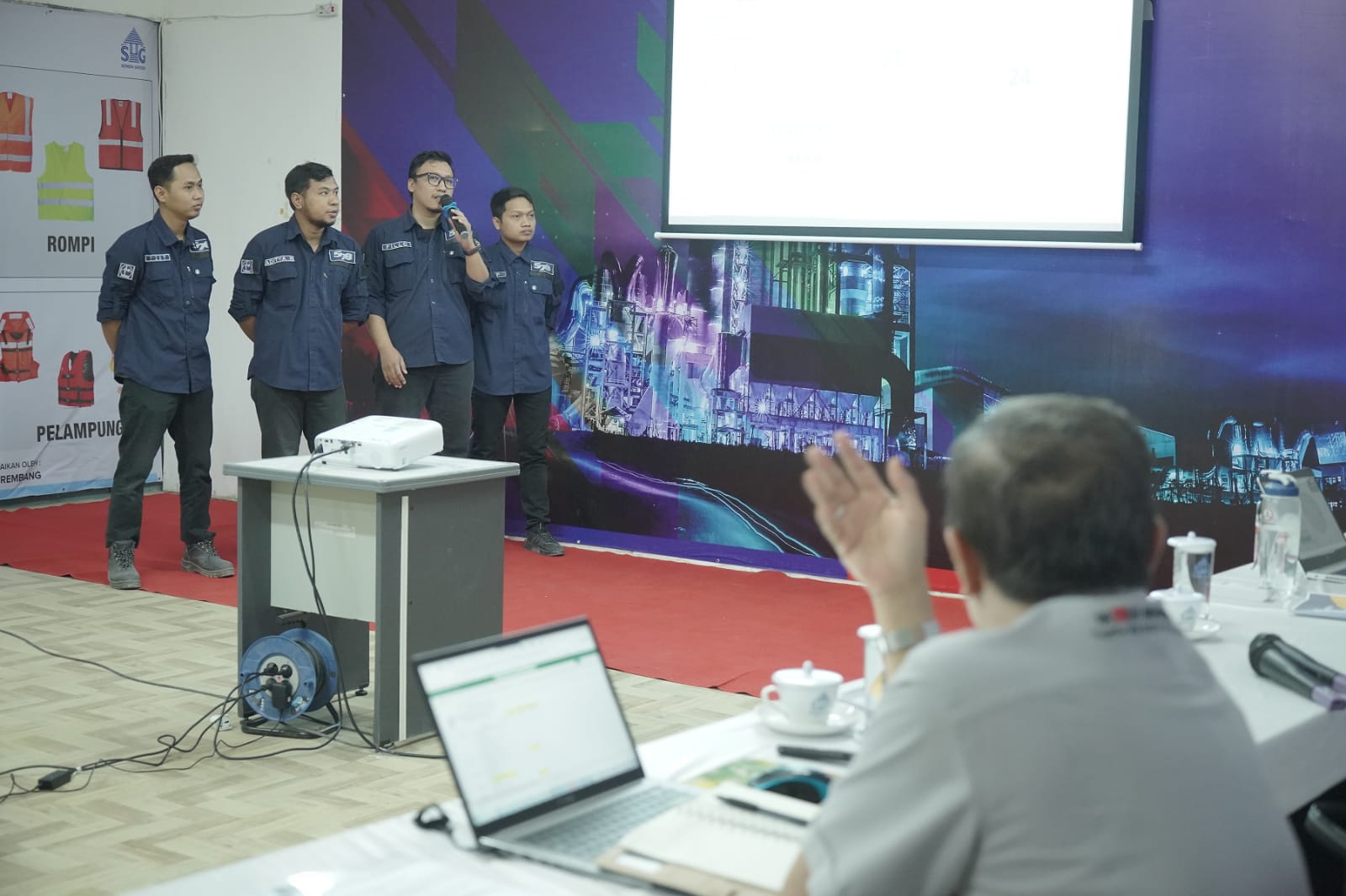 Salah satu kelompok inovator melakukan pemaparan di depan juri 