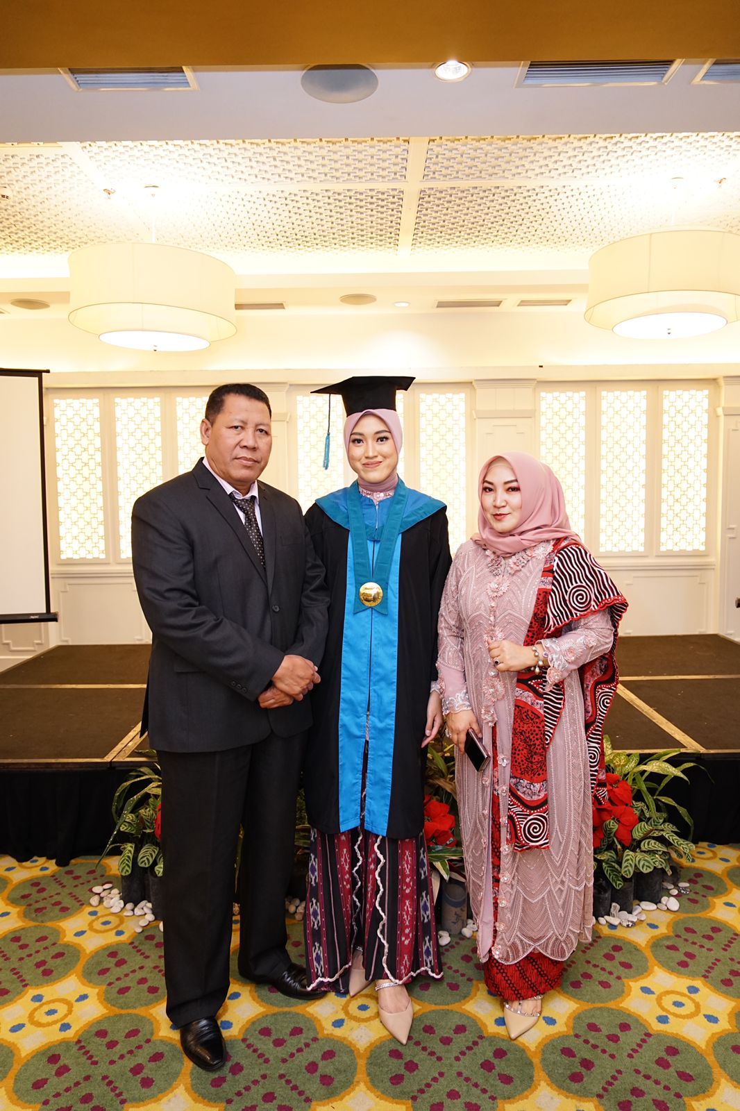 Malisya Desilian Triningrum bersama kedua orangtuanya seusai wisuda