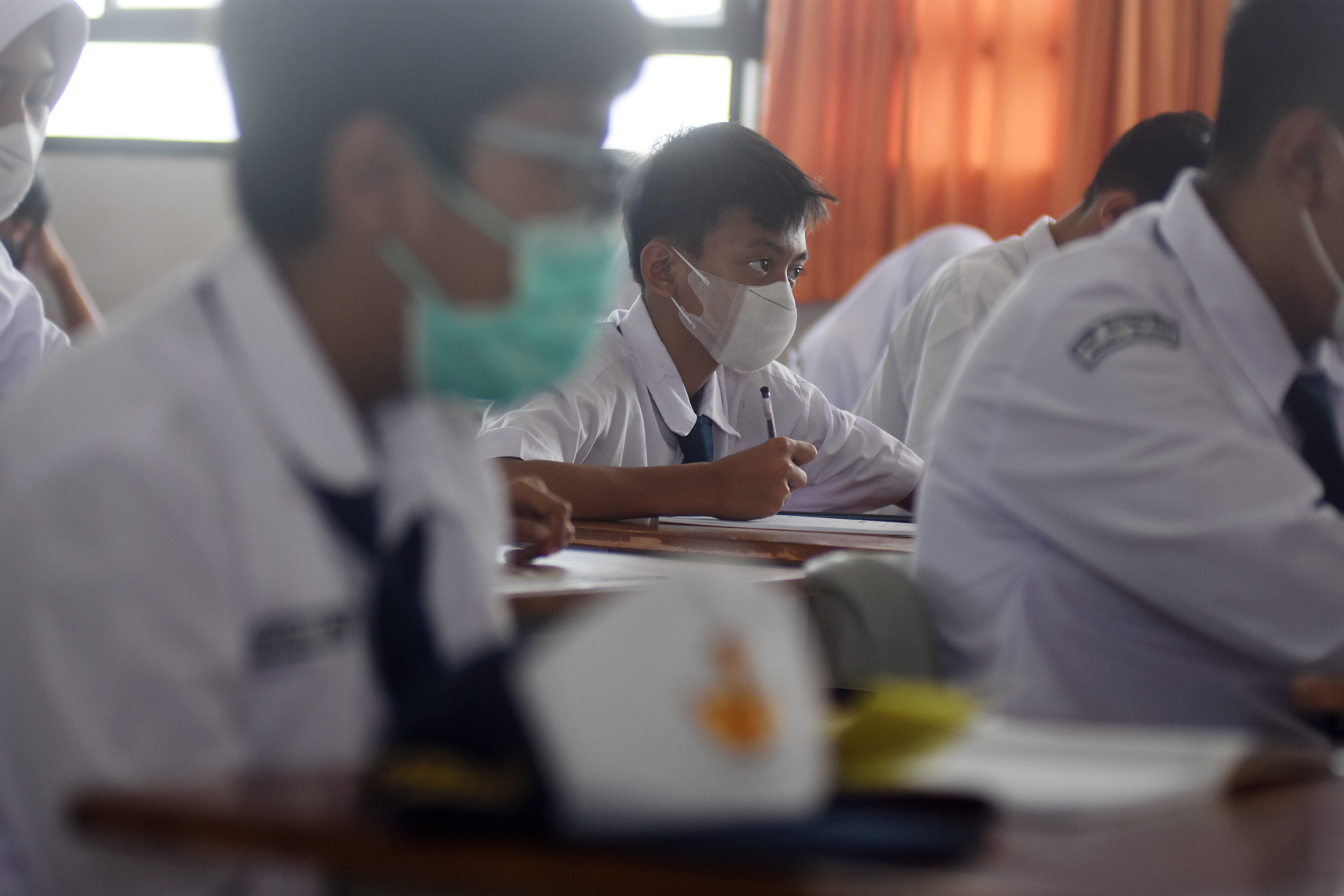 Potret sejumlah siswa SMP mengikuti kegiatan belajar di sekolah dengan protokol kesehatan.