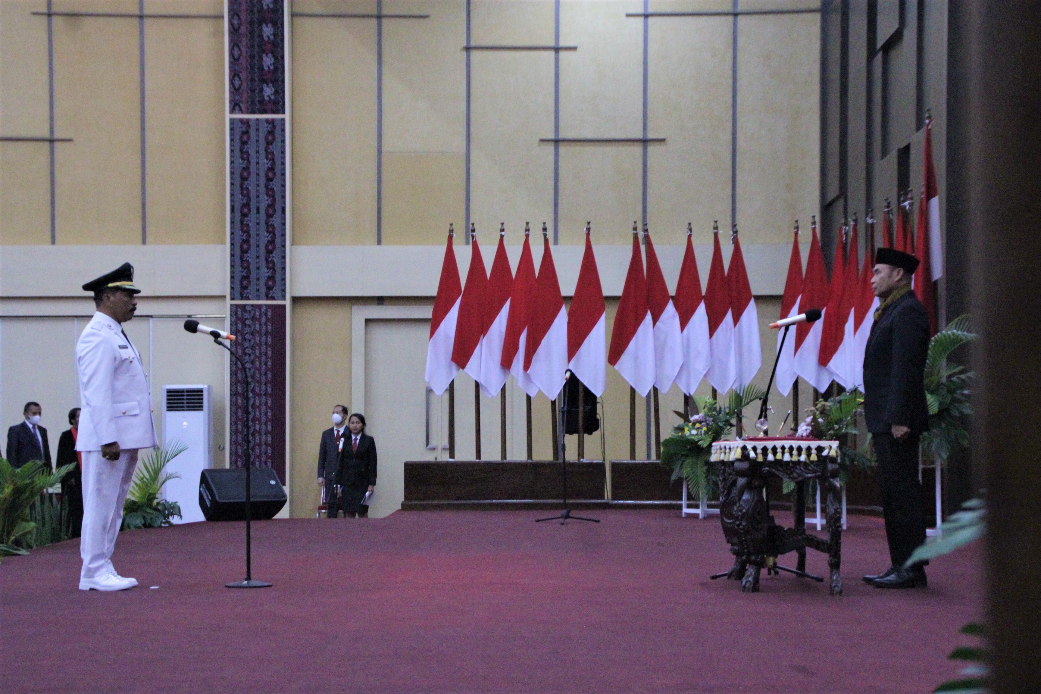 Gubernur NTT Viktor Bungtilu Laiskodat melantik Kepala Biro Umum Setda NTT, George Hadjoh, sebagai Pj Wali Kota Kupang, Senin (22/8).