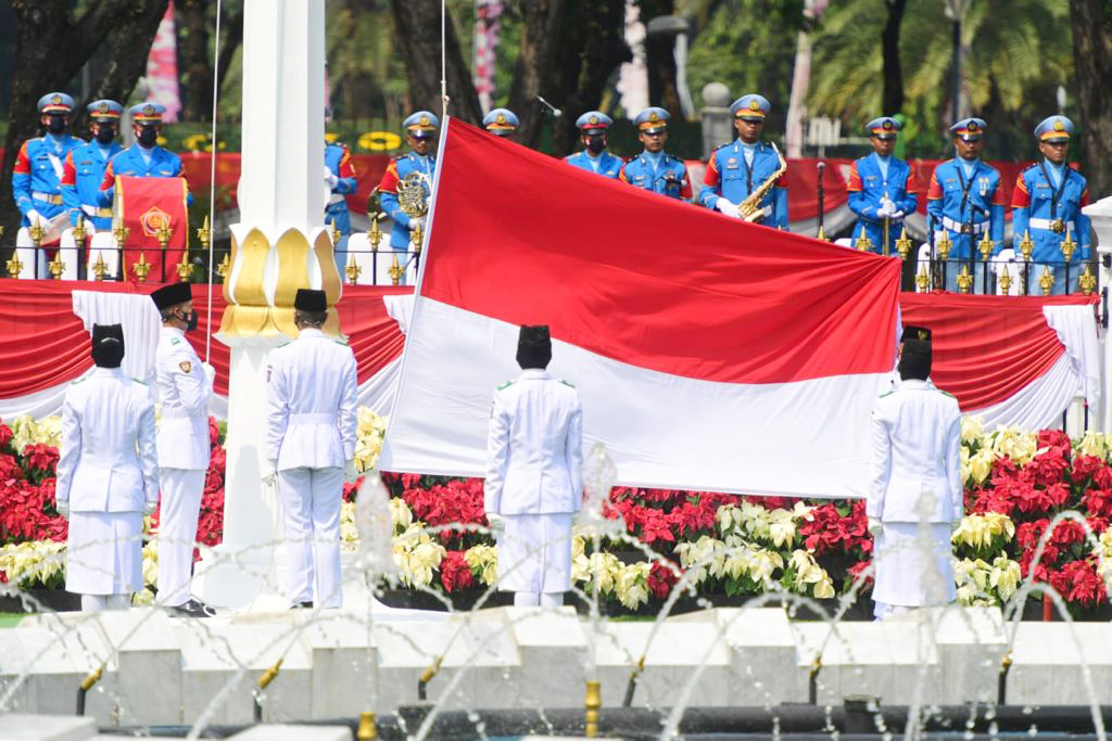 Paskibraka mengibarkan Bendera Merah Putih saat Upacara Peringatan Detik-Detik Proklamasi 1945 di Istana Merdeka, Jakarta, (17/8/2021).