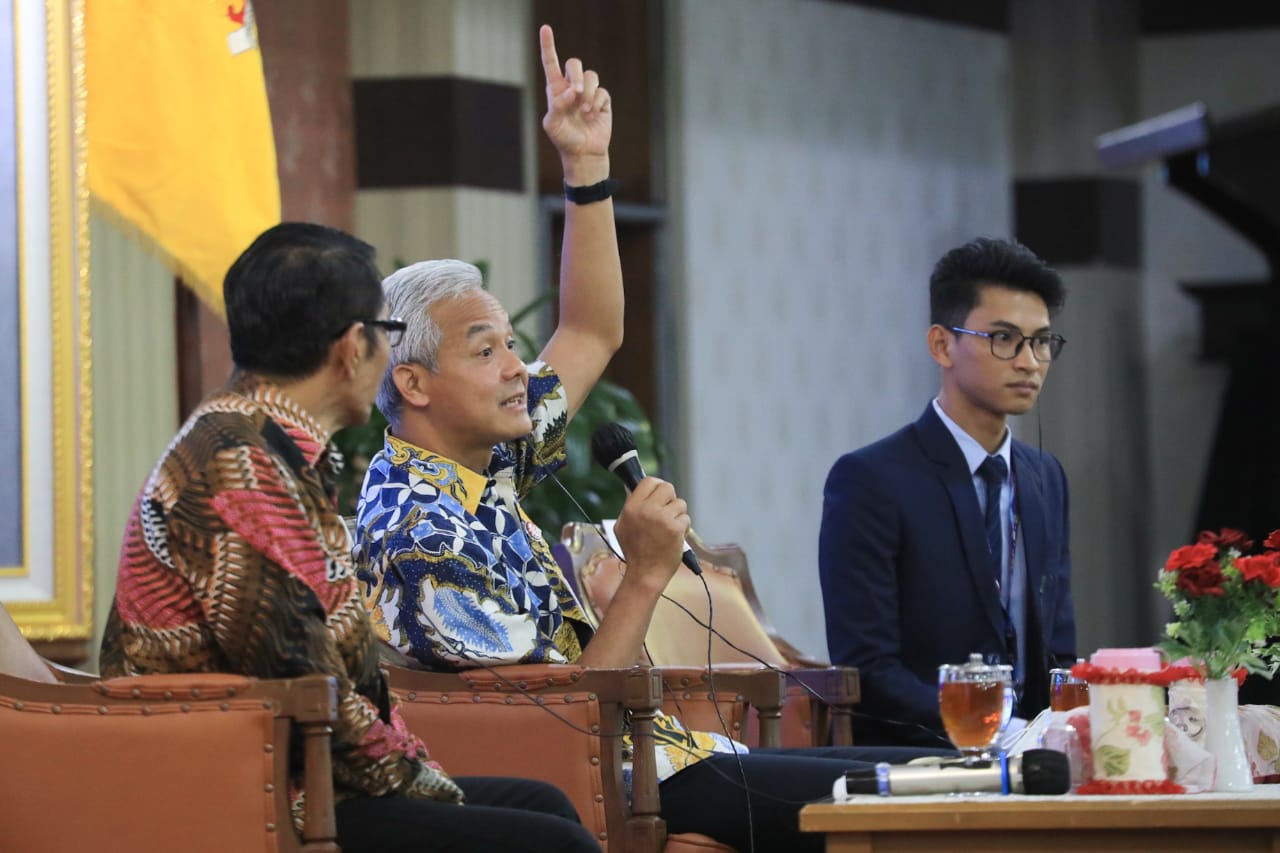 Gubernur Jateng Ganjar Pranowo bertemu delegasi ASEAN Youth Interfaith Camp dari Vietnam, Kamboja, Filipina, dan Singapura di Semarang.