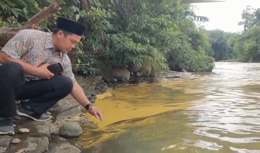 Sungai Bintunan Bengkulu Tercemar Minyak Mentah