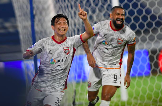 Pesepak bola Borneo FC Wahyudi Hamisi (kiri) berselebrasi bersama rekannya Fransisco Torres