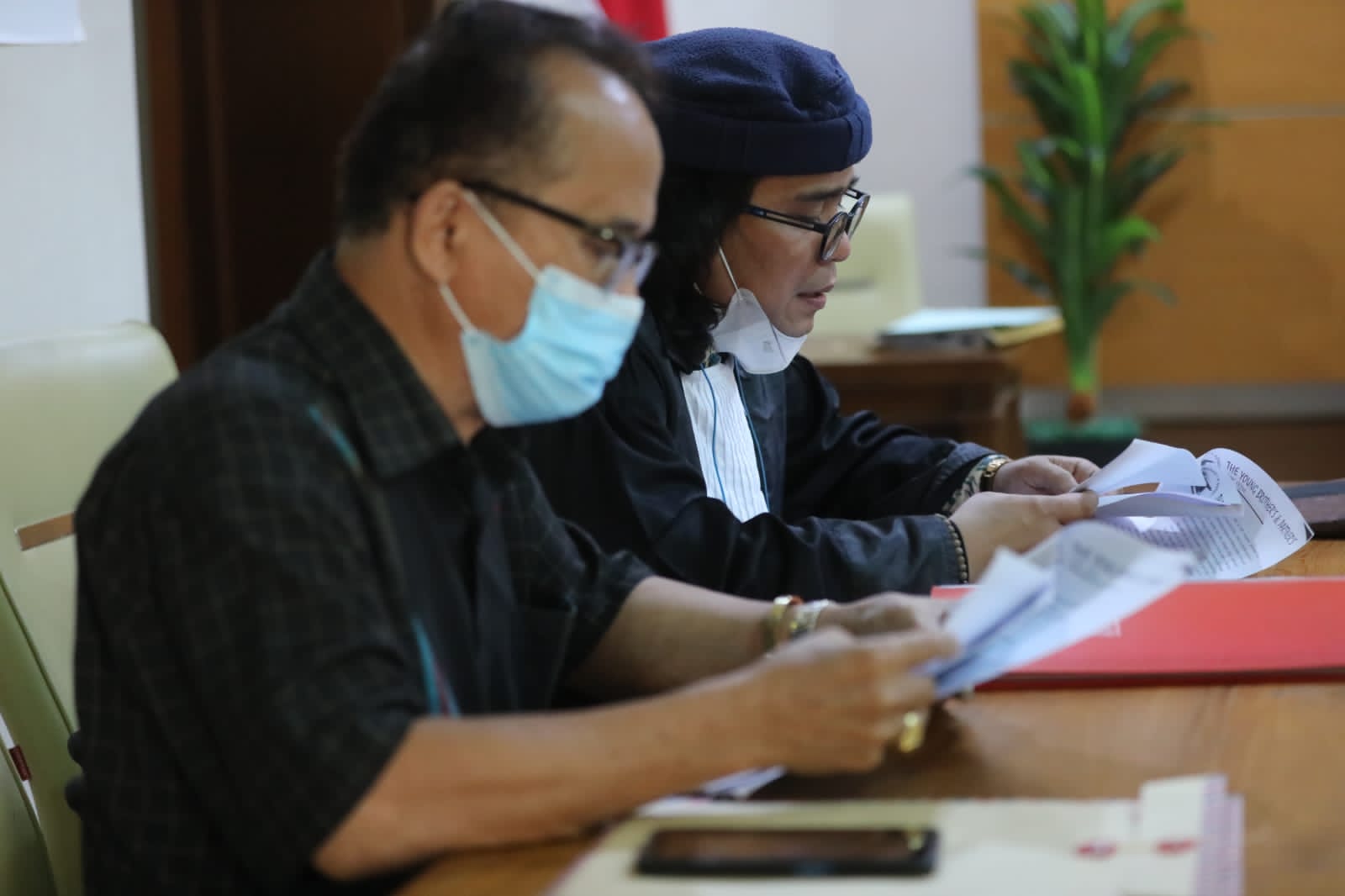 Kader senior Partai Persatuan Pembangunan (PPP) Nizar Dahlan (masker) bersama kuasa hukumnya Rezekinta Sofrizal, di PN Jaksel, Rabu (10/8)