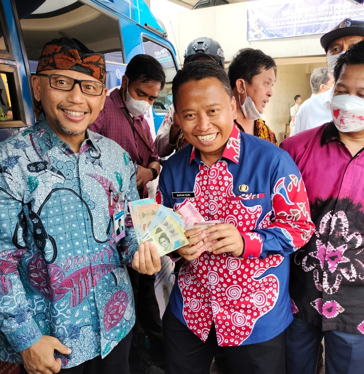 Sekretaris Daerah Kota Depok Supian Suri (tengah) dan Kepala Cabang Bank Indonesia Jawa Barat Herawanto