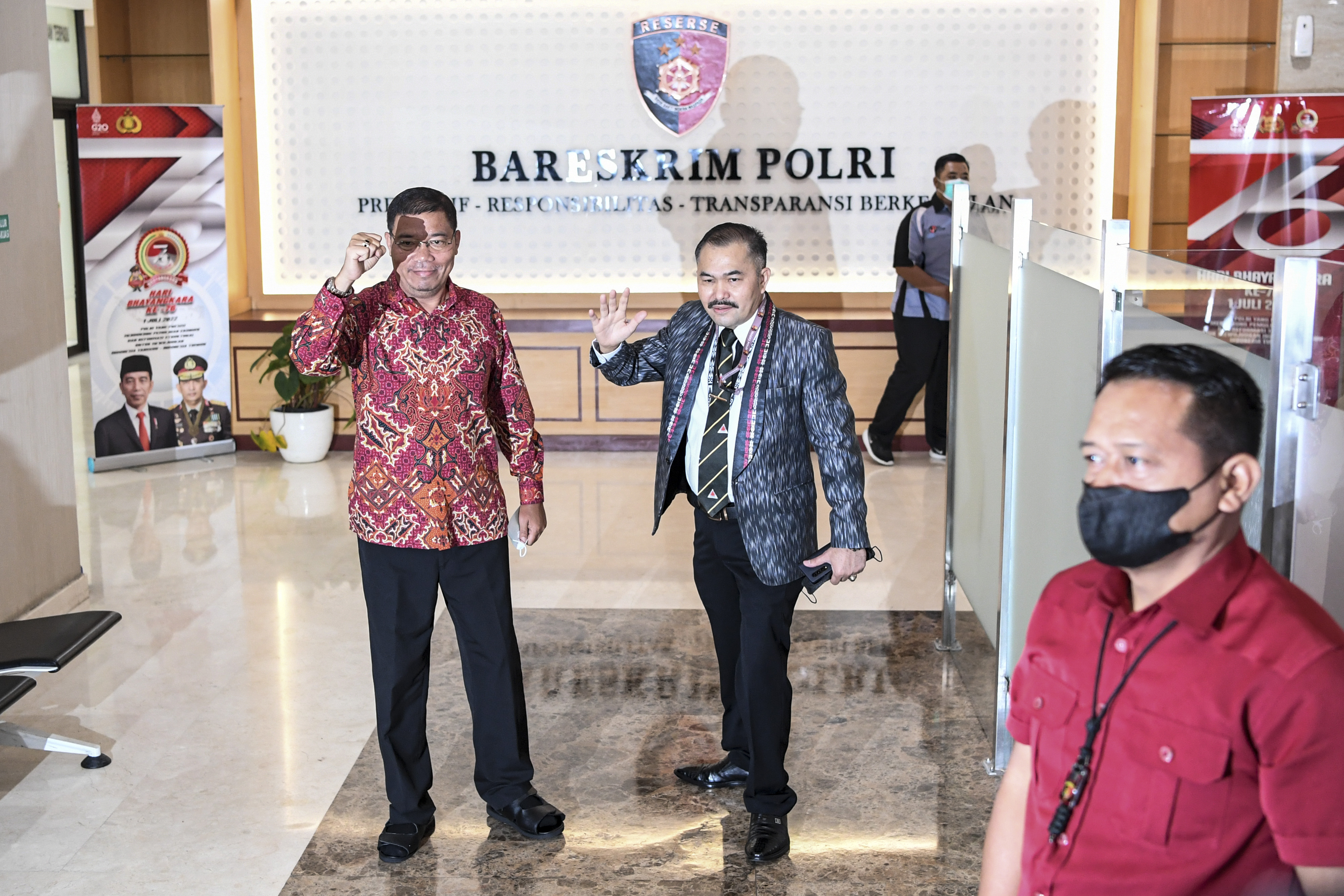 Kuasa hukum keluarga Brigadir J, Kamaruddin Simanjuntak (kanan) dan Johnson Panjaitan (kiri)