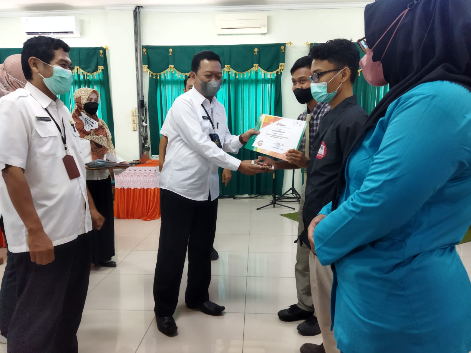 Direktur  RSUD Kardinah Agus Dwi Sulistyantono menyerahkan hadiah untuk pemenang lomba foto