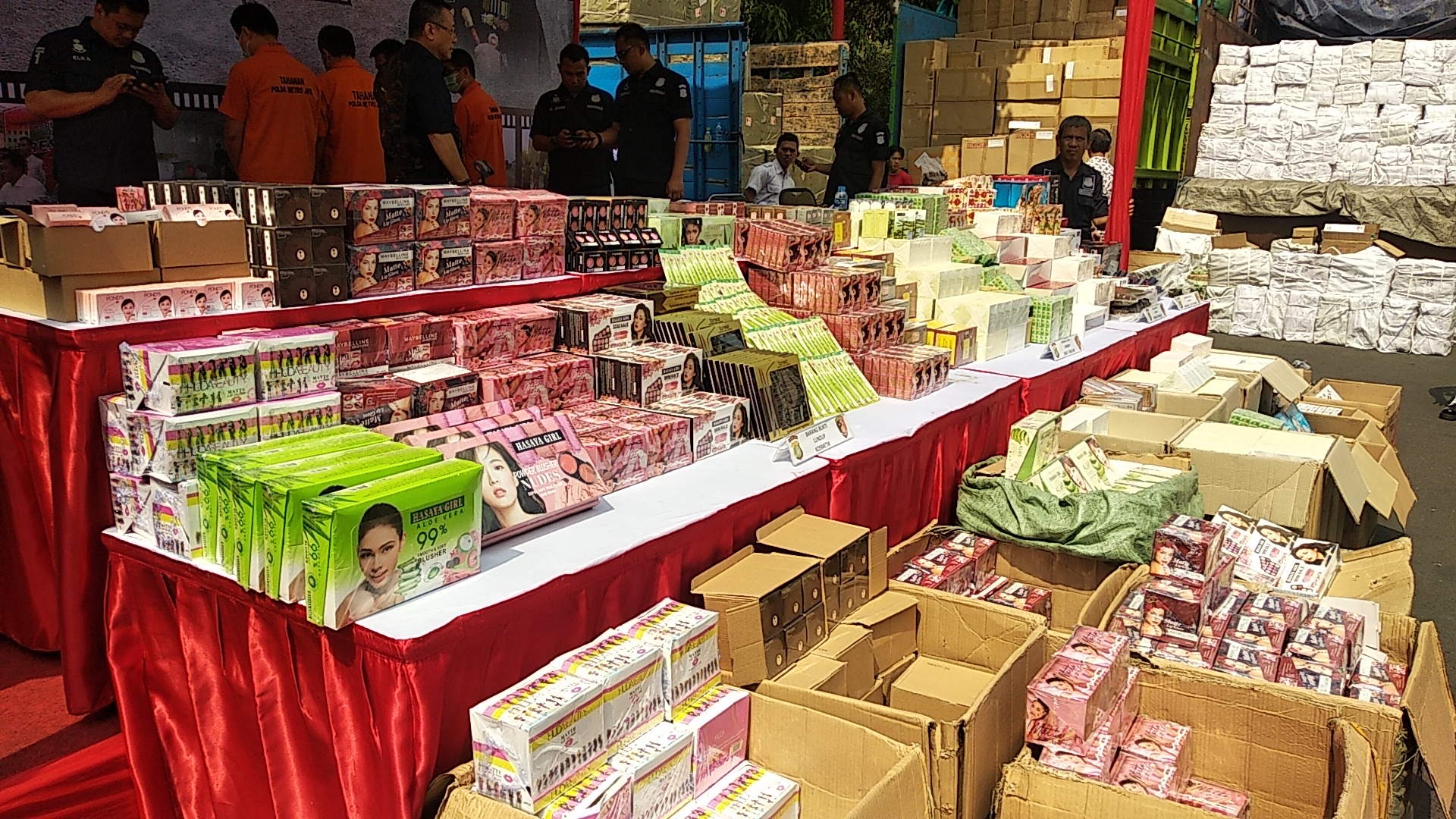 Barang bukti kosmetik berbahaya dan tanpa memiliki izin edar alias ilegal.