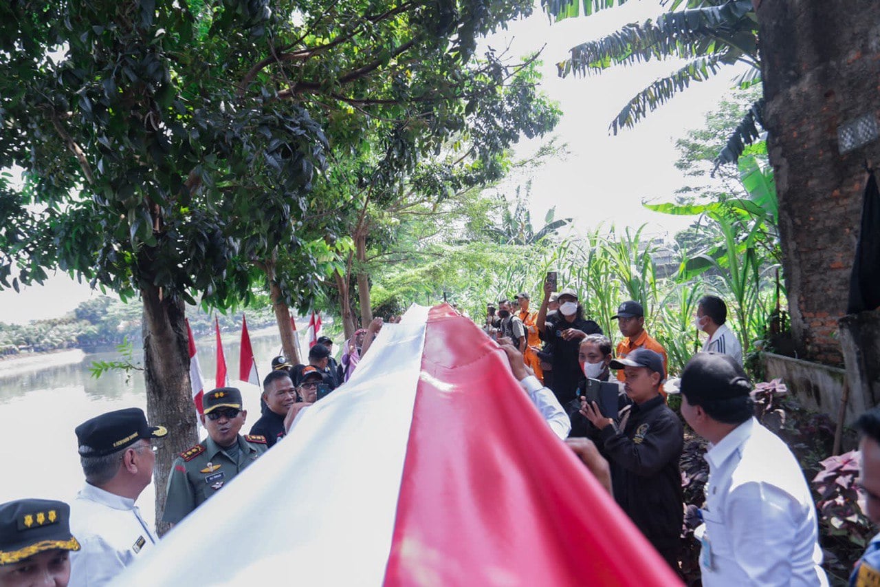 Merah putih membentang sepanjang 3.522 meter di sekeliling Situ Parigi, Tangsel