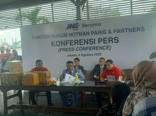 Kuasa hukum JNE Hotman Paris (tengah) di kawasan Pluit, Jakarta Utara, Kamis (4/8).