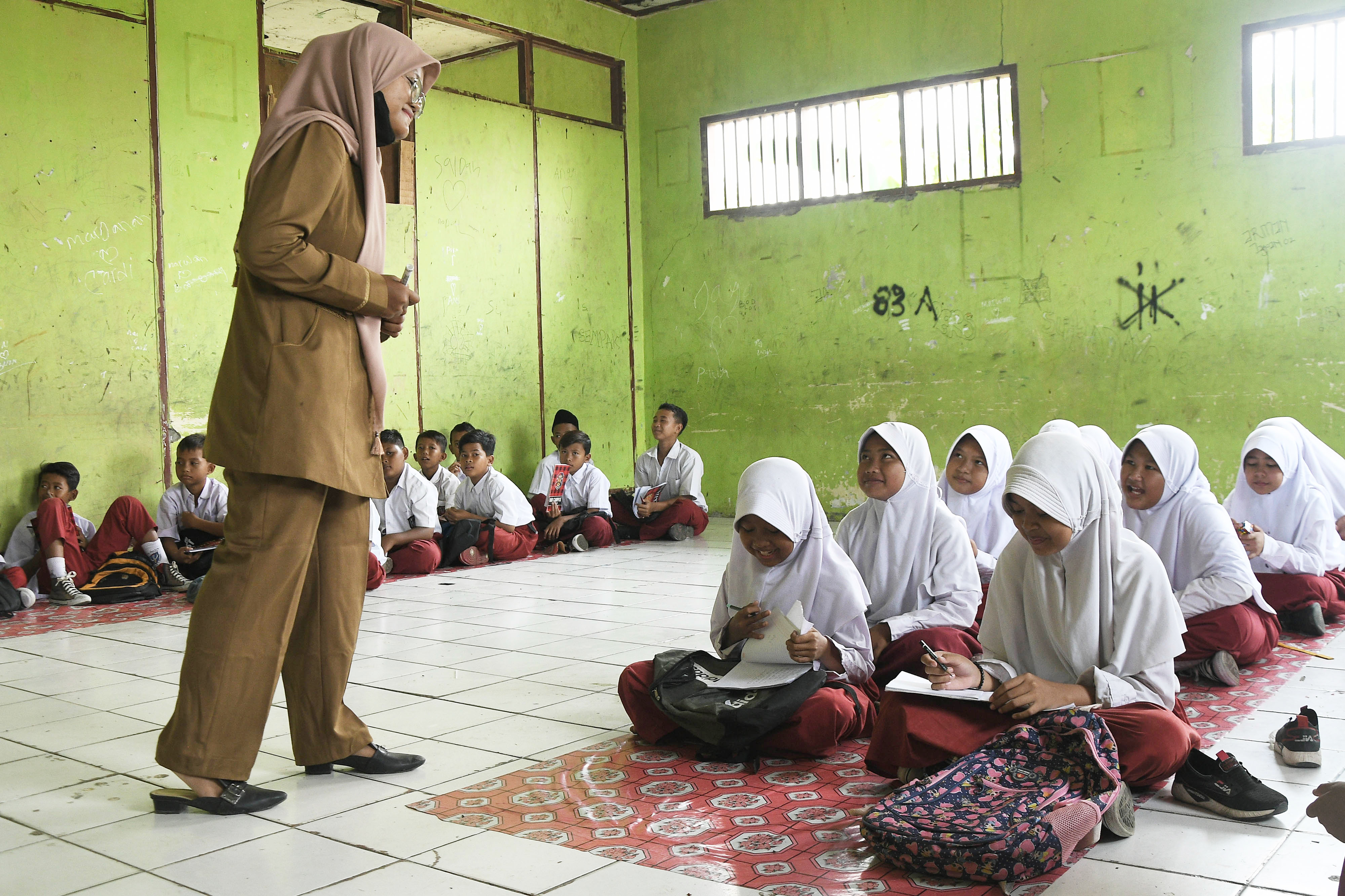 Guru sedang mengajar