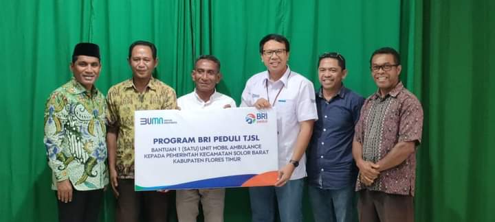 Anggota DPR RI dari Fraksi PAN Ahmad Yohan menyerahkan bantuan 2 ambulans di Flores Timur, NTT.