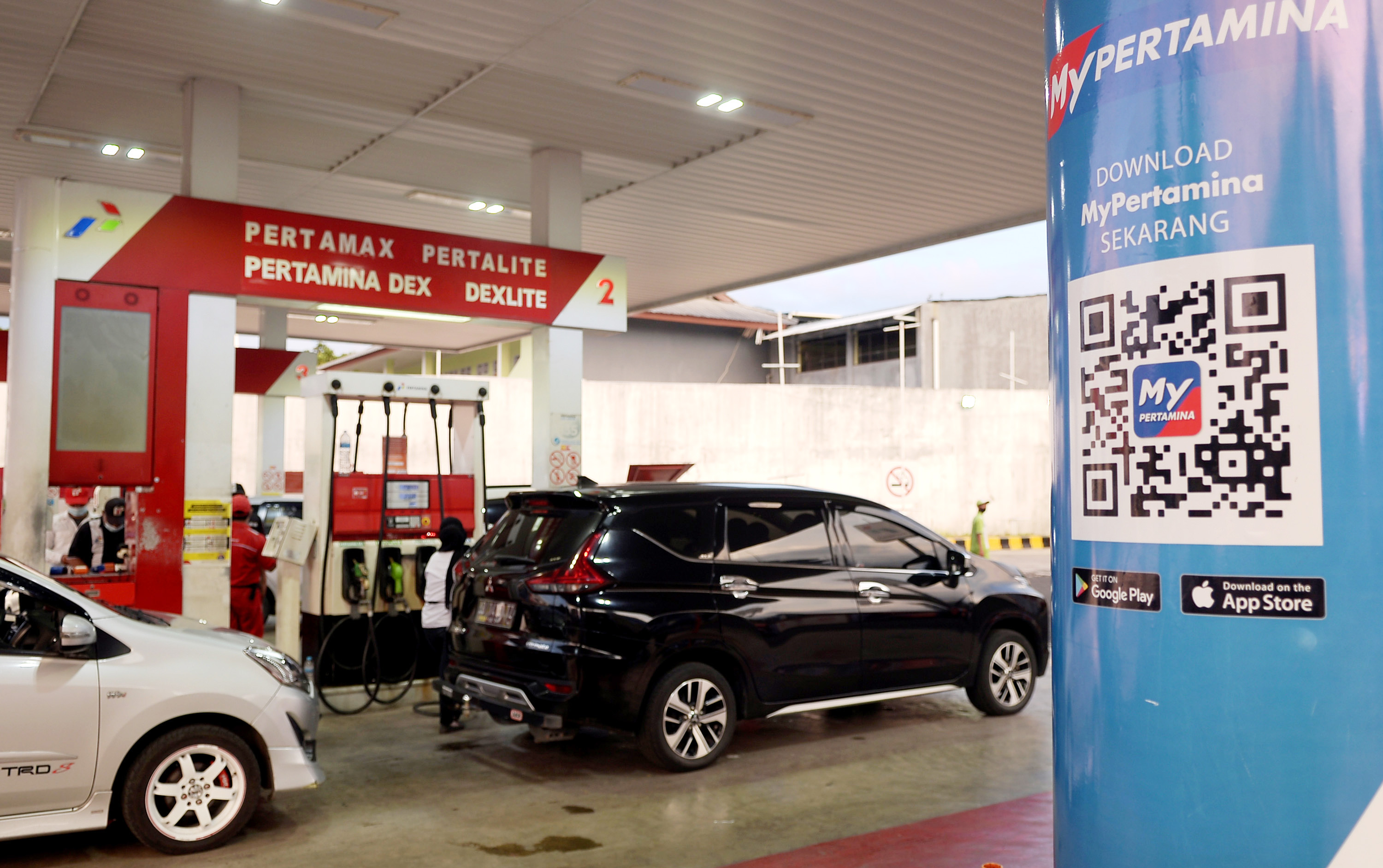 Sejumlah kendaraan mengisi bahan bakar minyak di SPBU, Manado, Sulawesi Utara.