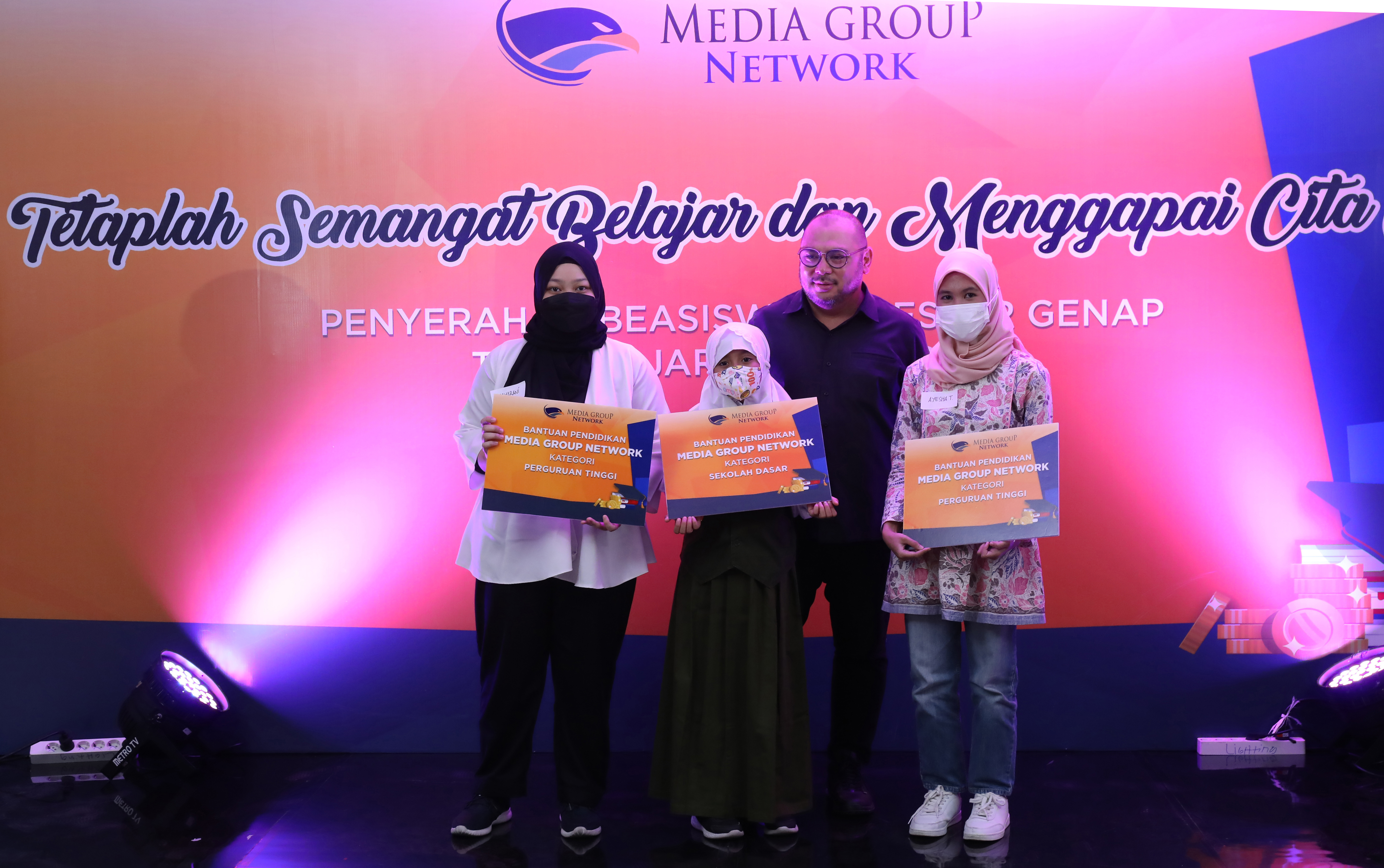  CEO Media Group Mohammad Mirdal Akib berfoto dengan para penerima beasiswa di Lobby Grand Studio Metro TV, Jakarta, Jumat (19/8).