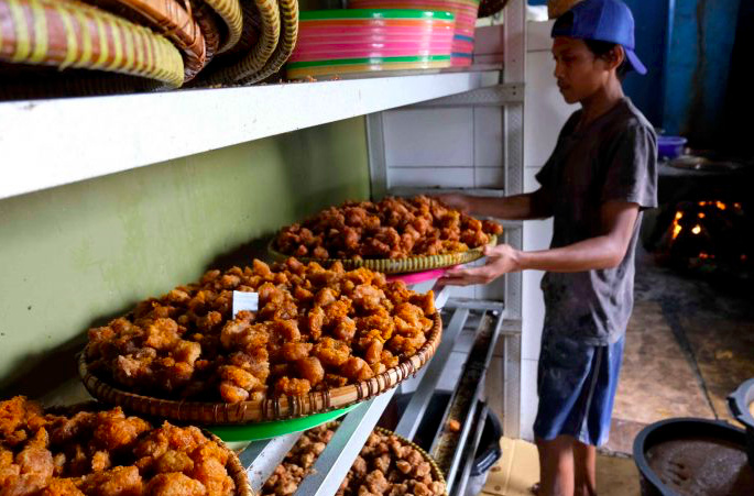 Industri pembuatan makanan ringan Desa Karangturi, Sumbang, Banyumas, Jawa Tengah, Rabu (12/2/2020).