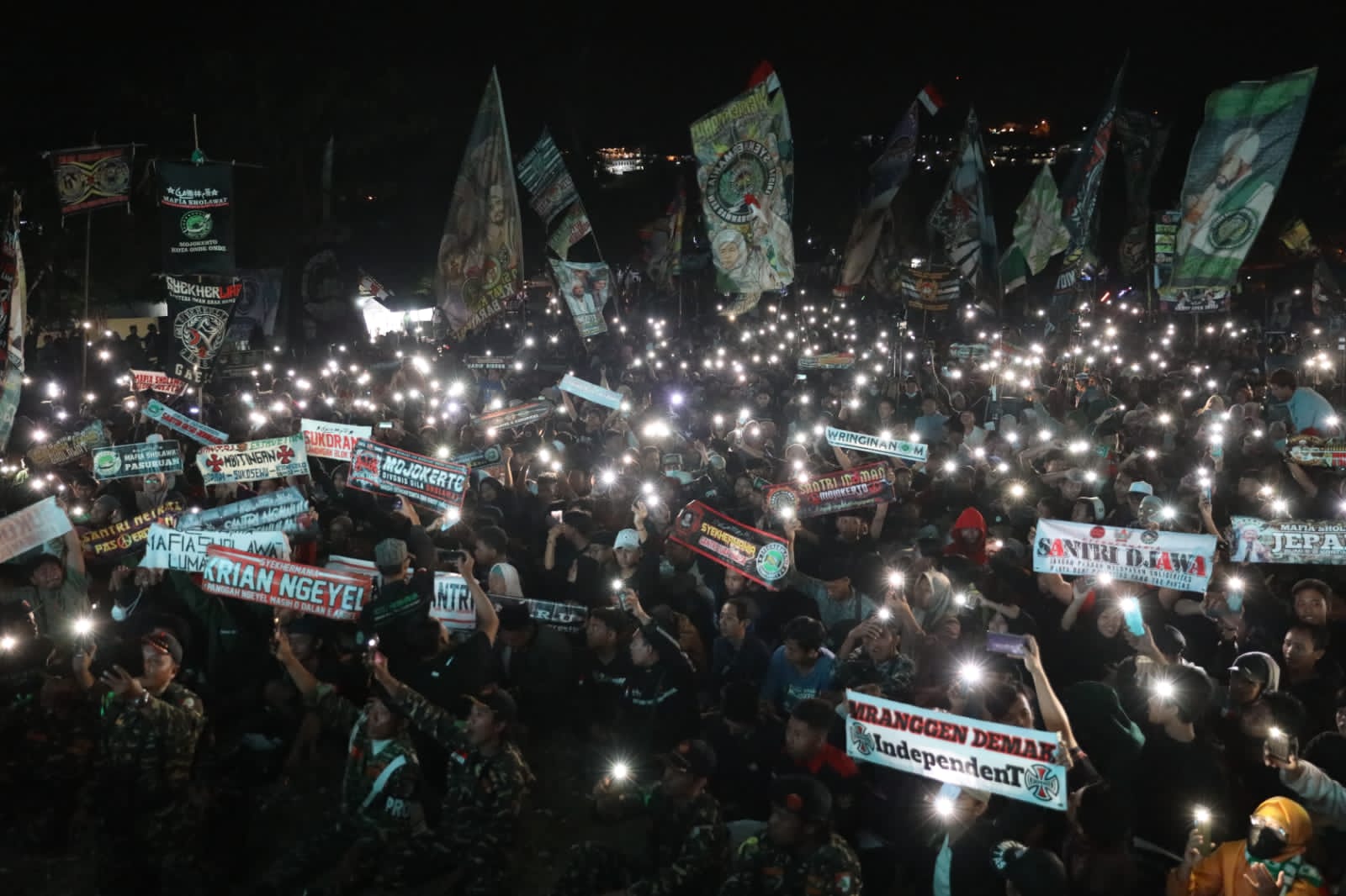 Ribuan santri hadir dalam acara  'Mojokerto Bershalawat' mendokan Indonesia lebih baik di 2024 dan Ganjar Pranowo menjadi presiden, Senin ma