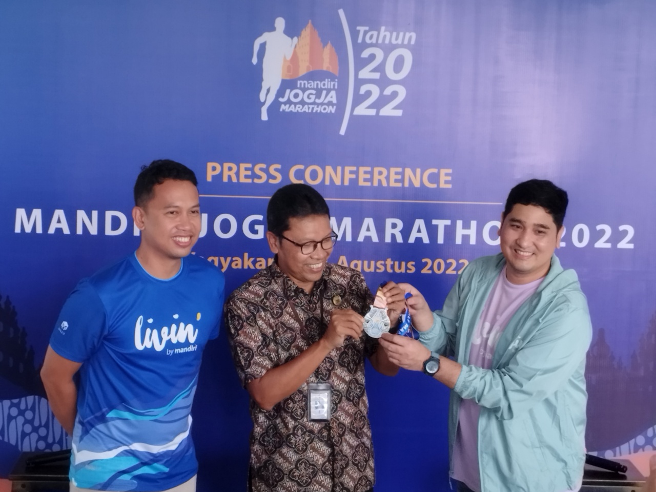 VP Corporate Communication Bank Mandiri Ricky Andriano (tengah) dan Race Director Pandara Sports, Andreas Kansil (kanan)
