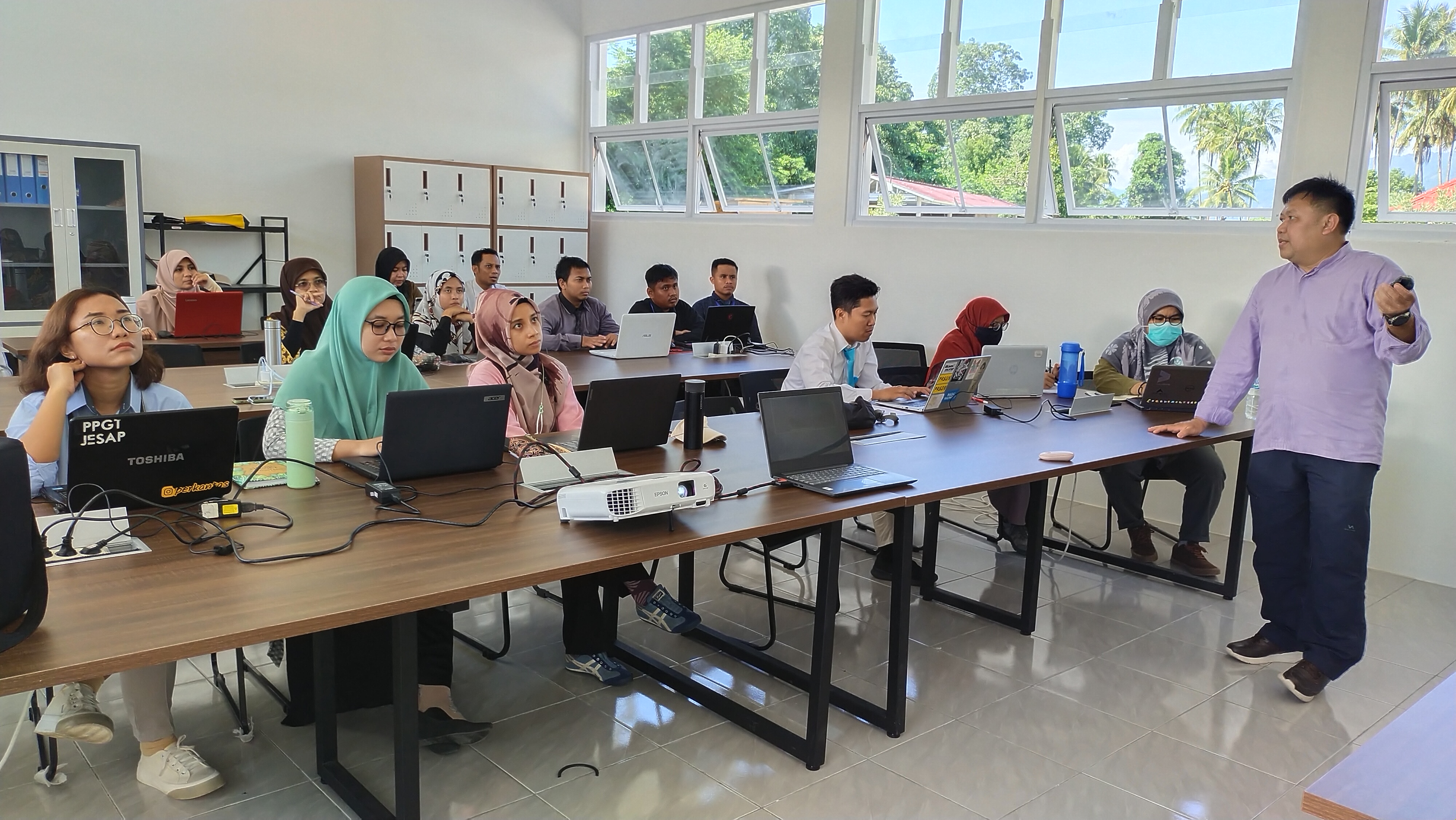 Andreas M Zay, Sales Support Manager Media Indonesia, yang dihadirkan sebagai pemateri, Rabu, (10/8) di SSB Sigi.