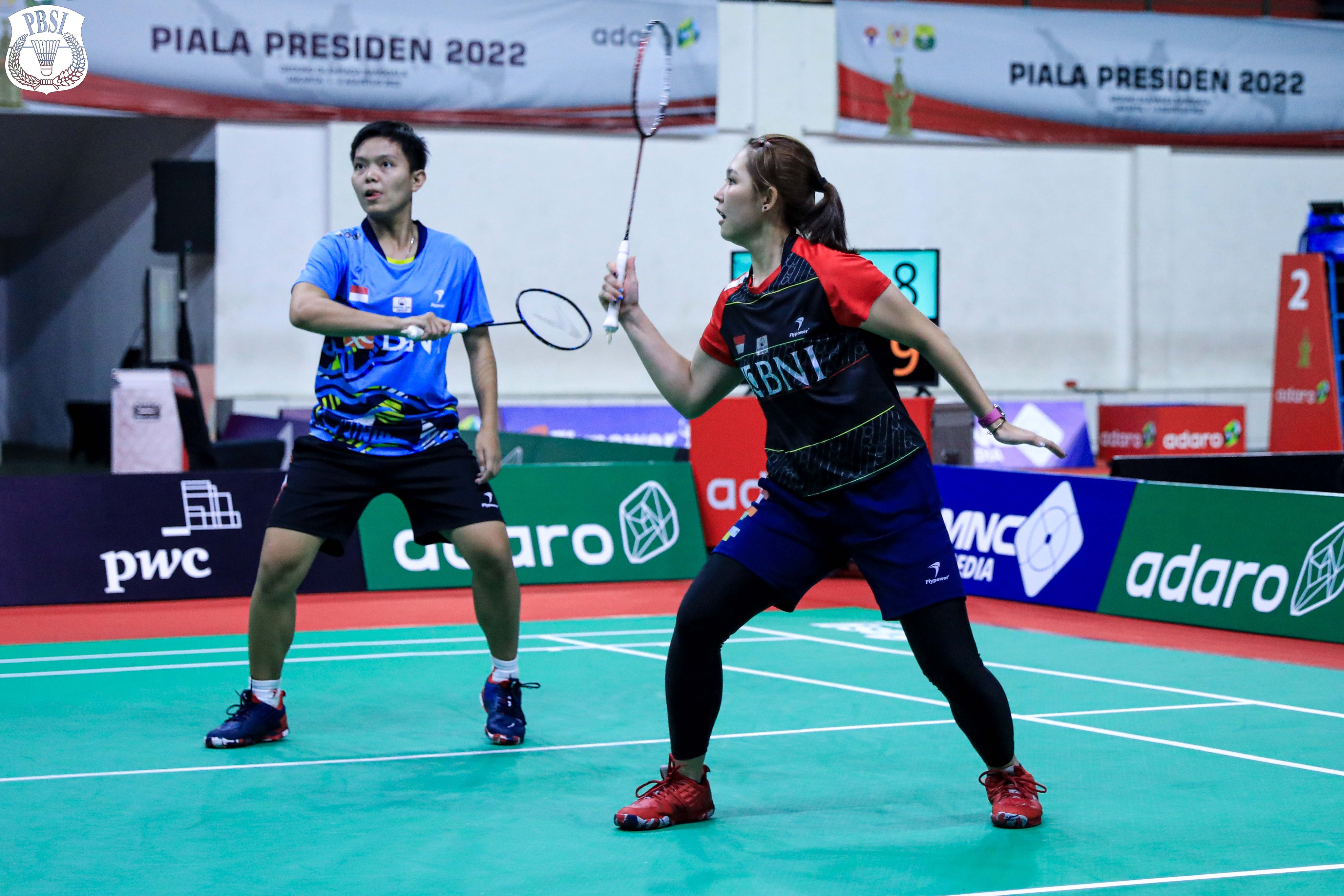 Ganda putri Ribka Sugiarto/Siti Fadia Silva Ramadhanti saat tampil di laga eksebisi melawan ganda campuran Owi/Butet.