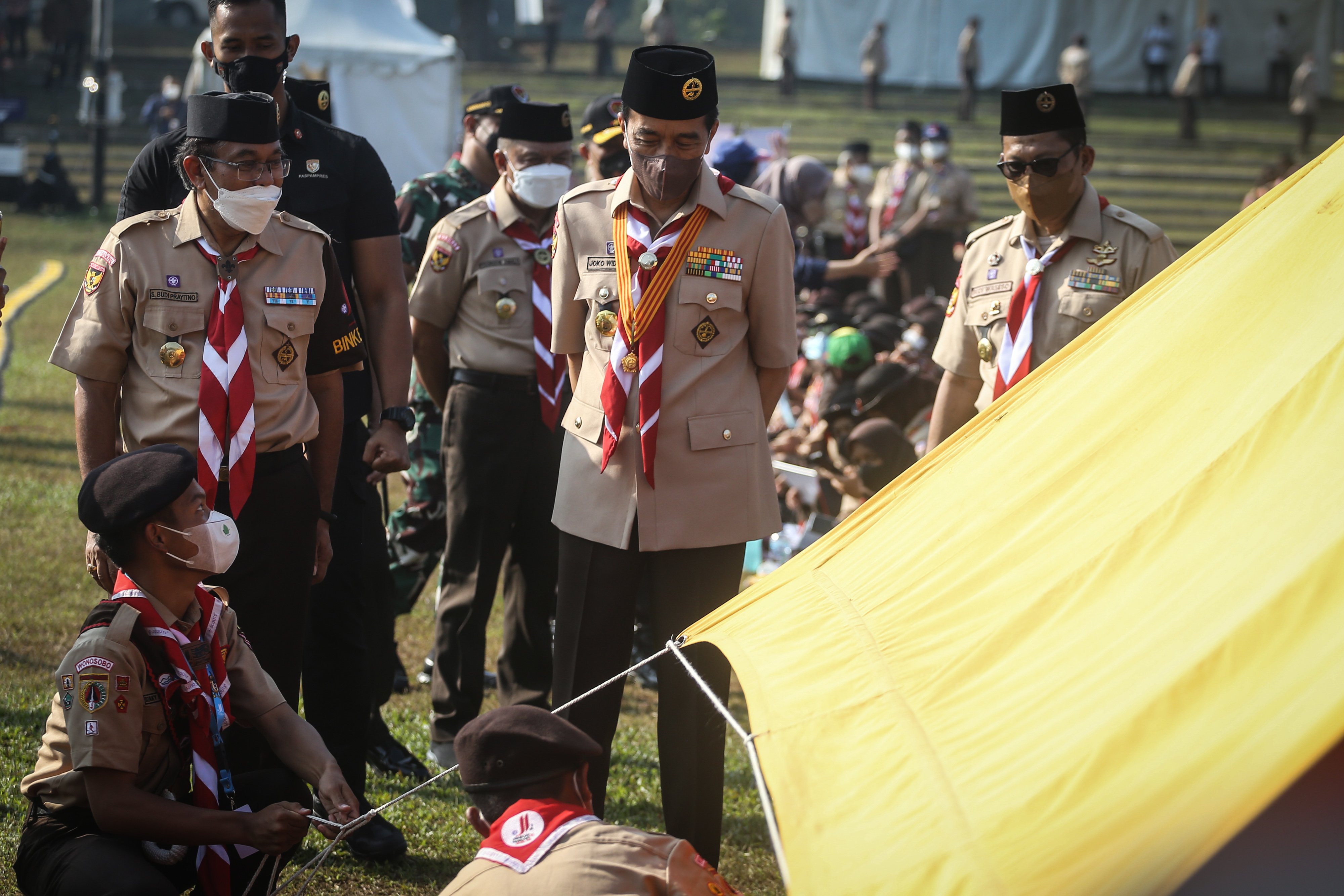 Presiden Jokowi  menyapa peserta Jambore Nasional Gerakan Pramuka di Cibubur, Jakarta.