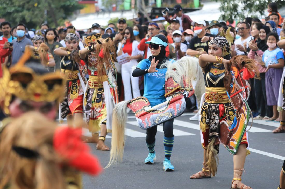 Istri Gubernur Jateng, Siti Atiqoh Supriyanti dalan acara Gamelan Kolosal di CFD Simpang Lima Kota Semarang, Jateng kut menari bersama senim