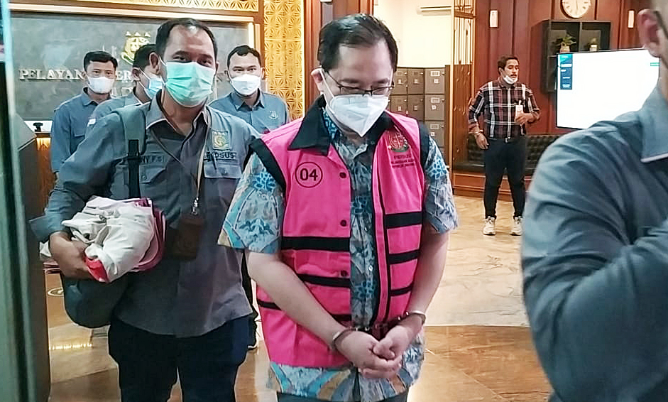 Presiden Direktur PT Rimo International Lestari Tbk, Teddy Tjokrosaputro, memakai rompi 