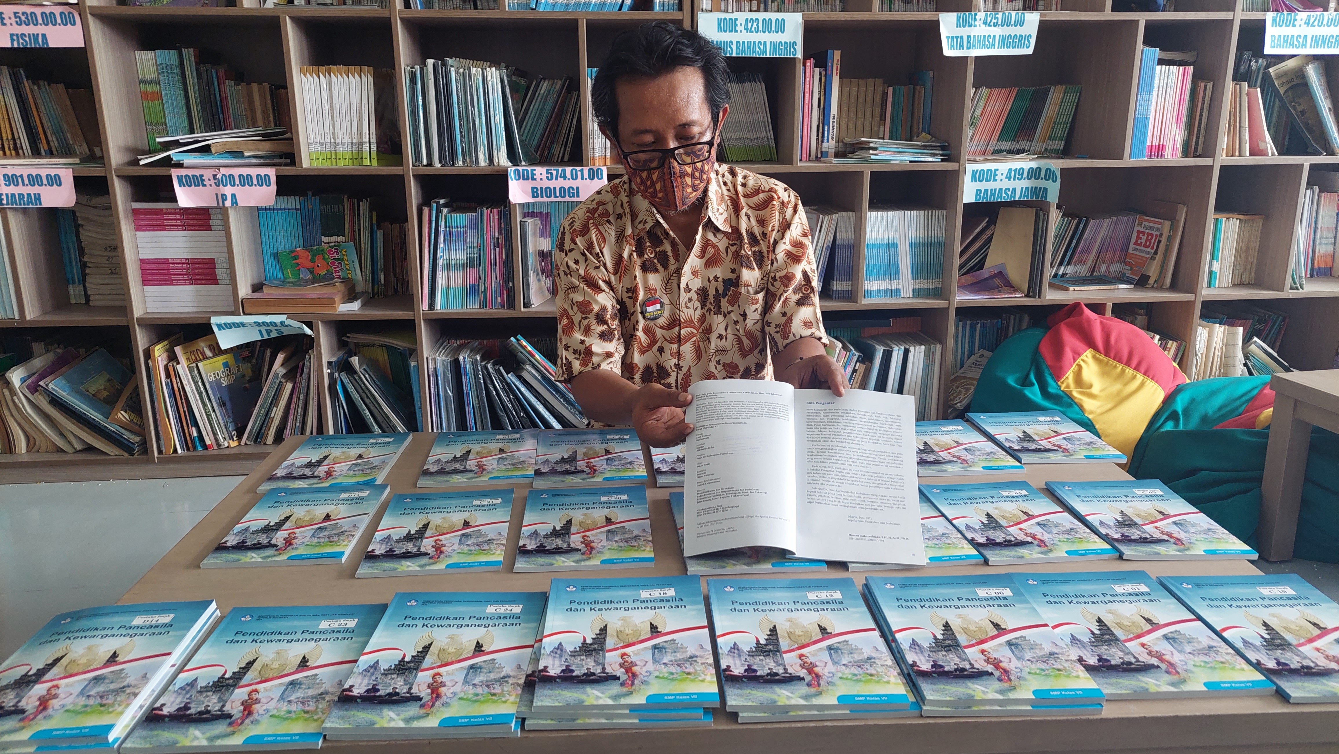 Kepala SMP Kanisius menata buku PPKn yang keliru jelaskan konsep trinitas di Perpustakaan SMP Kanisius Kudus, Jawa Tengah, Rabu (3/8).