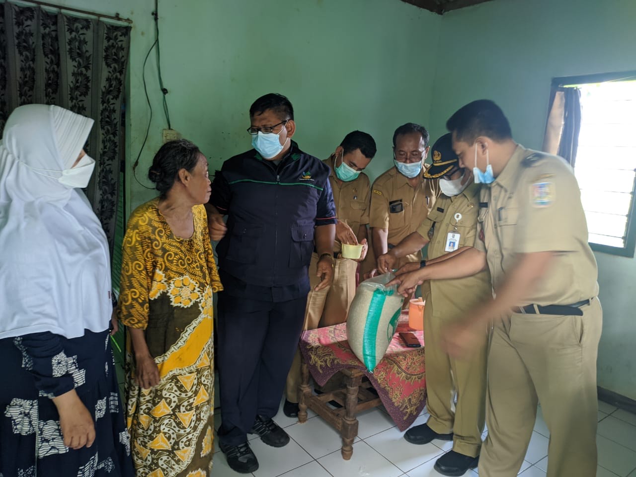 Inspeksi mendadak ke rumah keluarga penerima manfaat (KPM) untuk melihat kualitas bantuan pangan nontunai (BPNT) oleh Pemkab Tuban, Jatim.