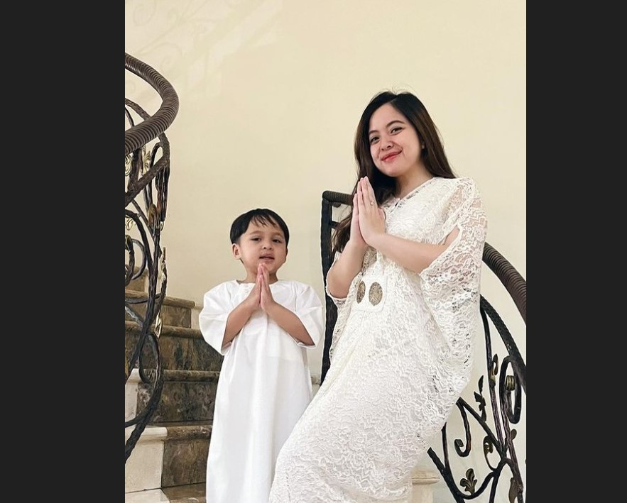 Tasya Kamila dan putranya.