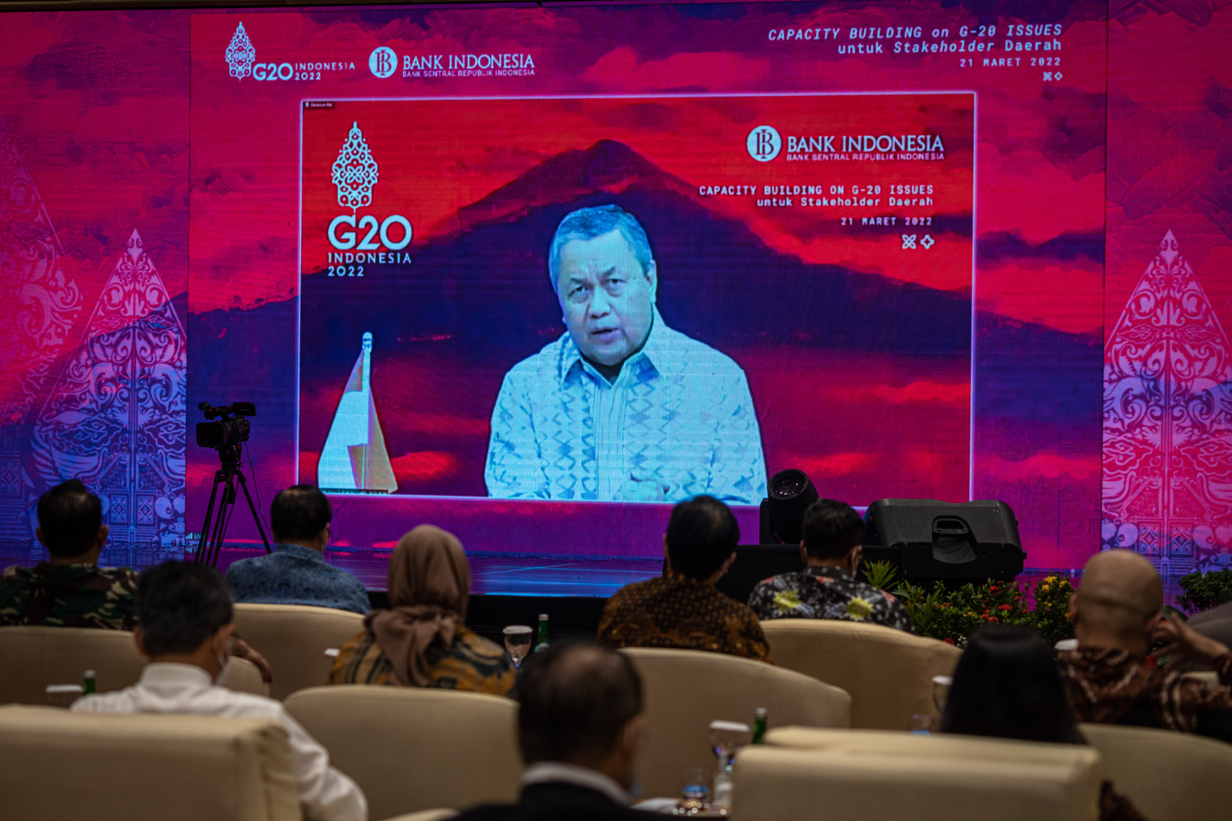 Gubernur BI Perry Warjiyo memberi pemaparan secara daring pada Public Lecture G20 di Semarang, Jawa Tengah, Senin (21/3).