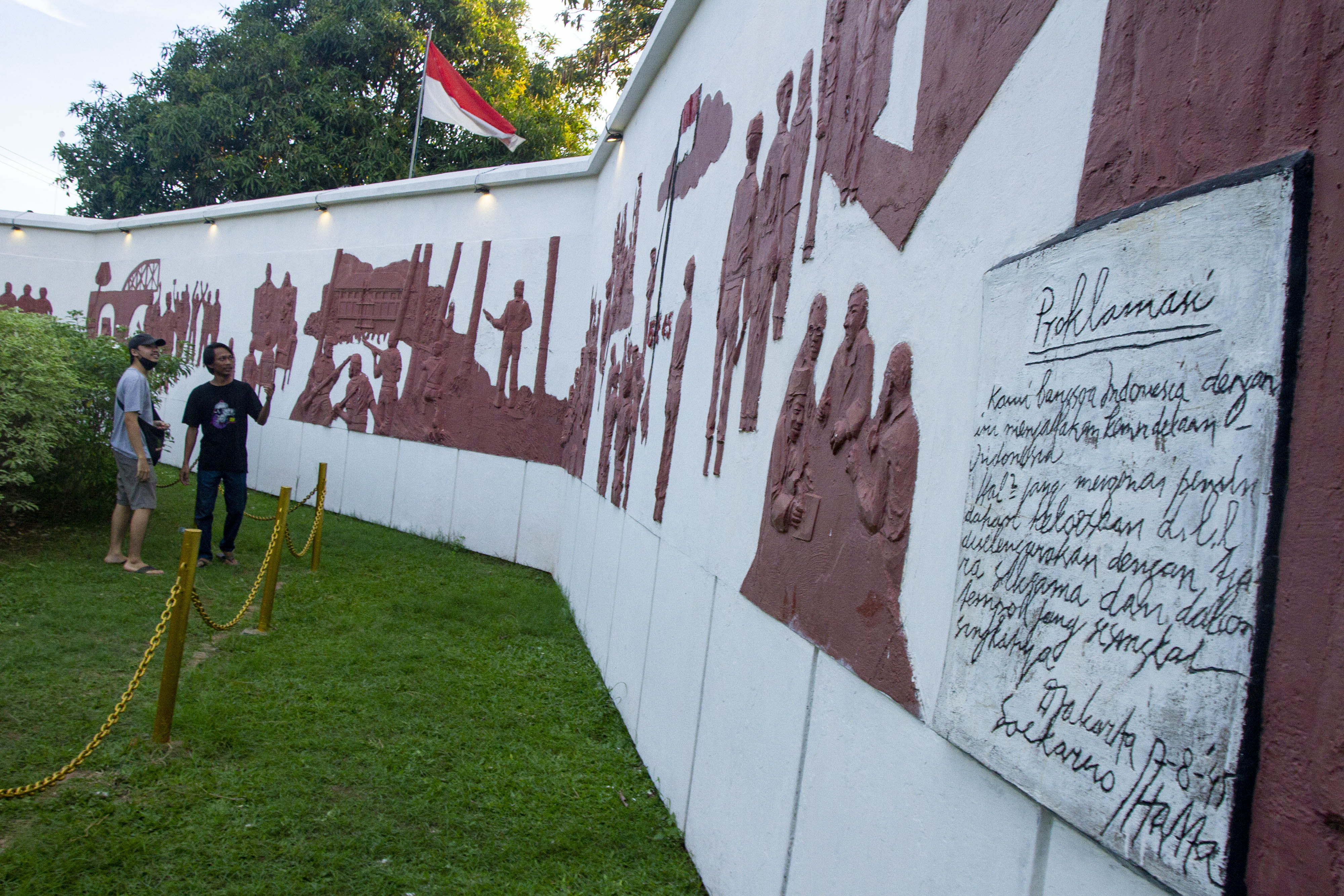 Wisatawan mengamati relief saat mengunjungi Monumen Tugu Kebulatan Tekad di Rengasdengklok, Karawang, Jawa Barat