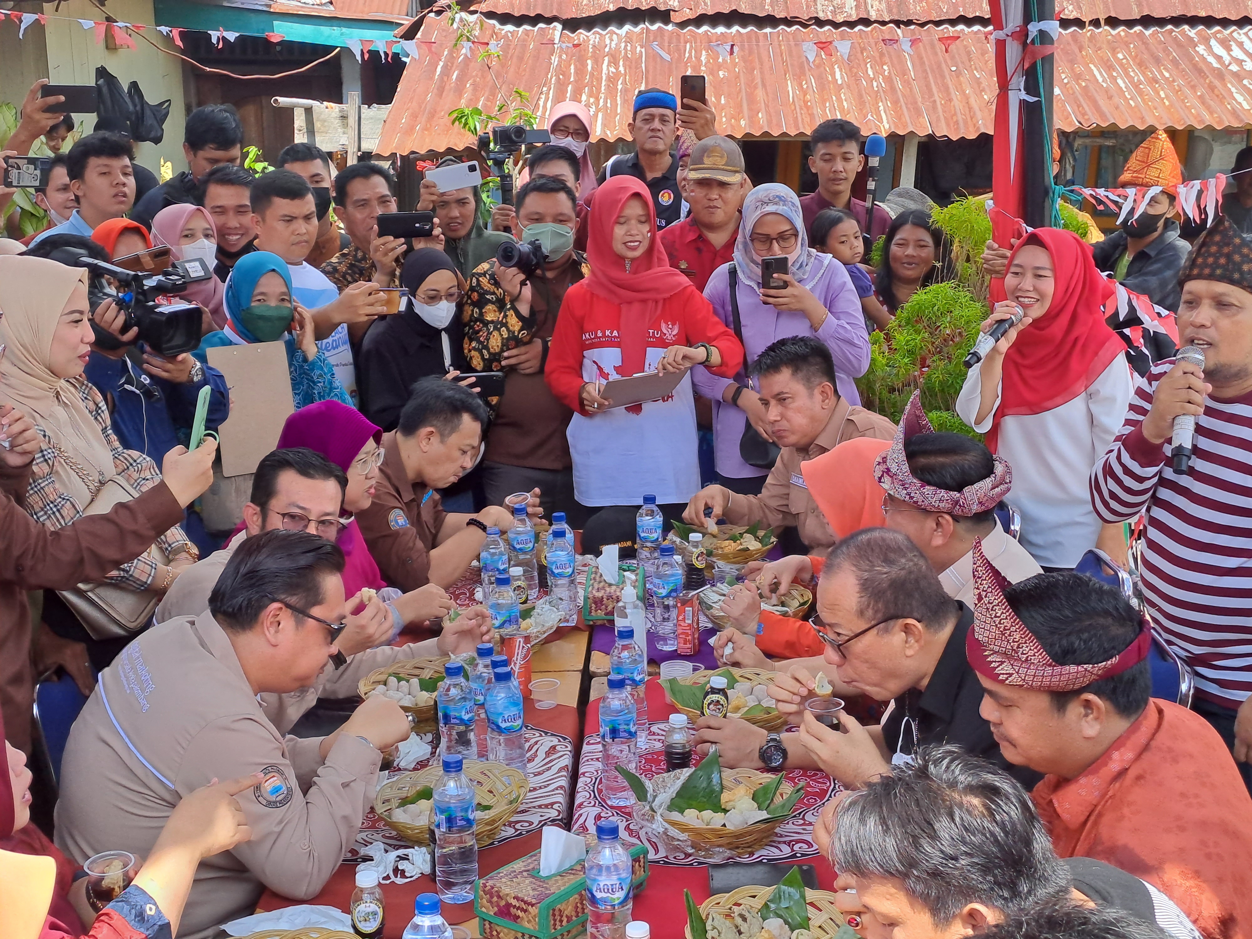 Para peserta lomba makan pempek terbanyak di Kota Palembang, Sumatra Selatan, Kamis (18/8). Lomba berlangsung selama tiga hari.