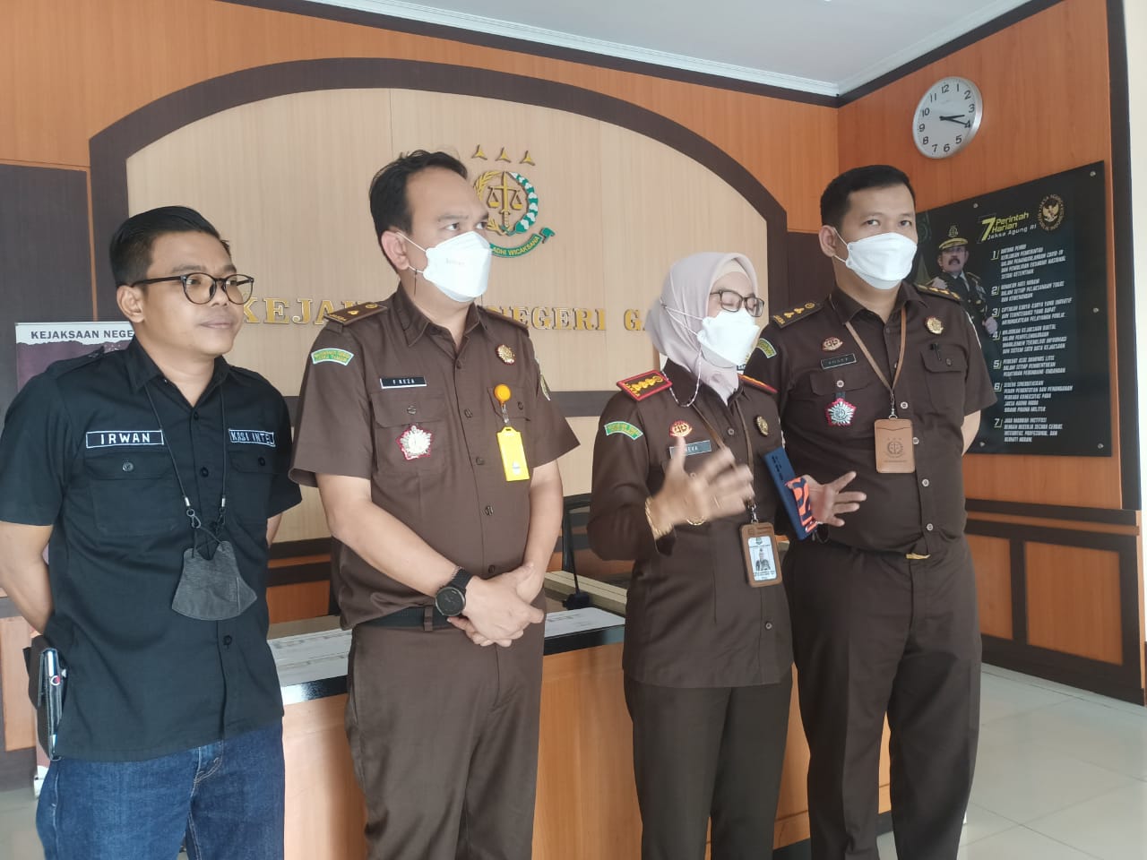 Kepala Kejaksaan Negeri Garut, Neva Sari Susanti, memberi keterangan kepada media.