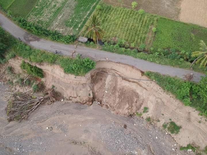 Kondisi jalur utama yang rusak menghubungkan dua fasilitas publik yakni Terminal Barat, Kota Lewoleba dan Pasar Pada, Kab. Lembata, NTT