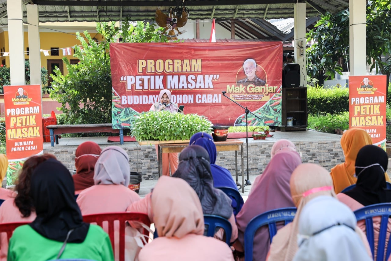 Penuhi Permintaan, Relawan Mak Ganjar Bagikan 1.500 Pohon Cabai di Jaktim