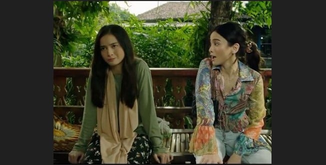 Acha Septriasa berperan sebagai Mumun dan kembarannya Mimin dalam film Mumun