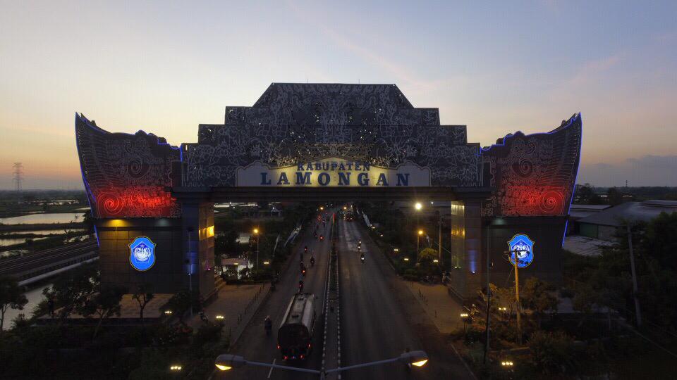 Suasana sore gerbang masuk Kabupaten Lamongan, Jawa Timur.