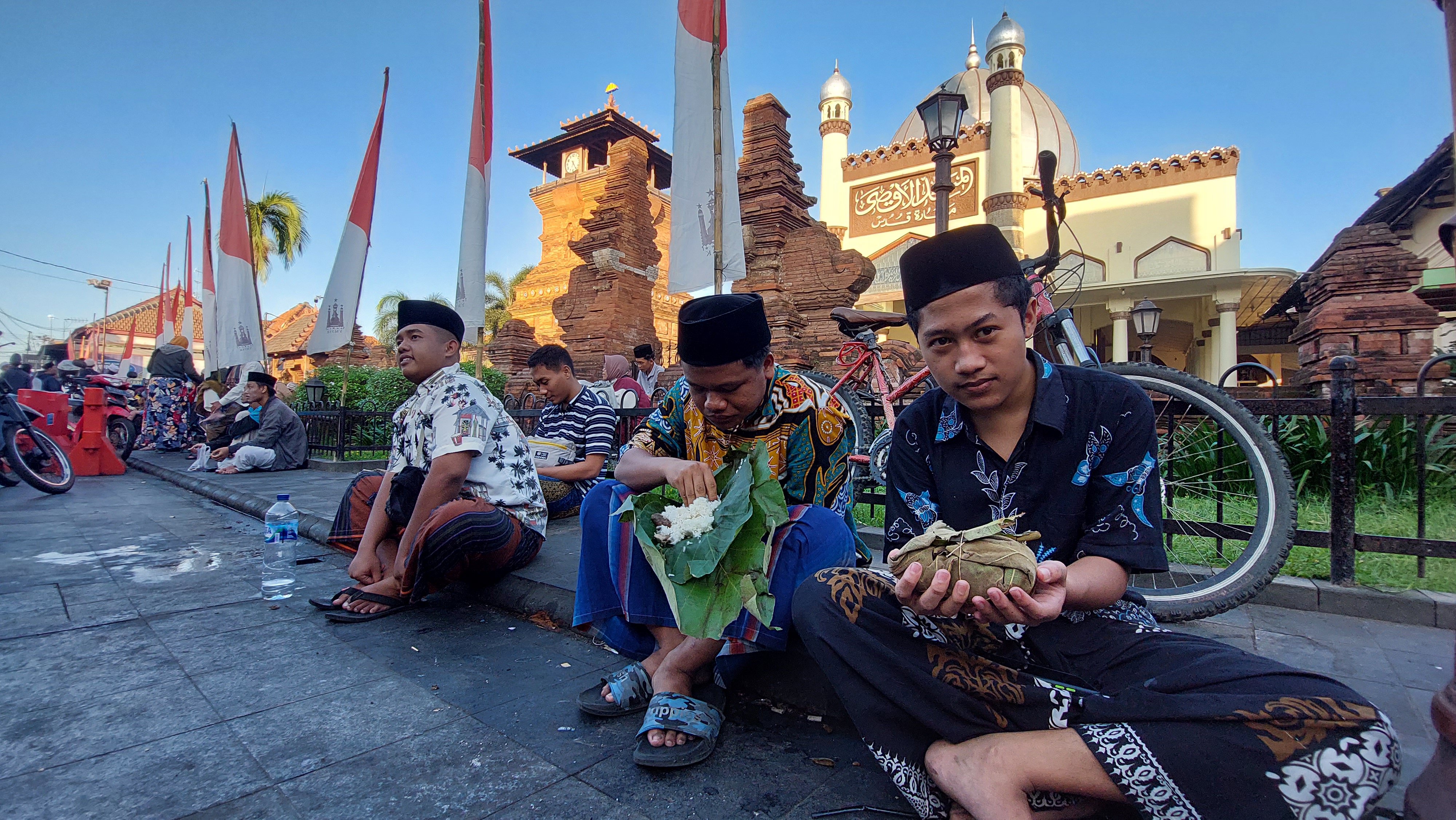 Tradisi Buka Luwur Sunan Kudus, Ribuan Warga Berburu Nasi Jangrik