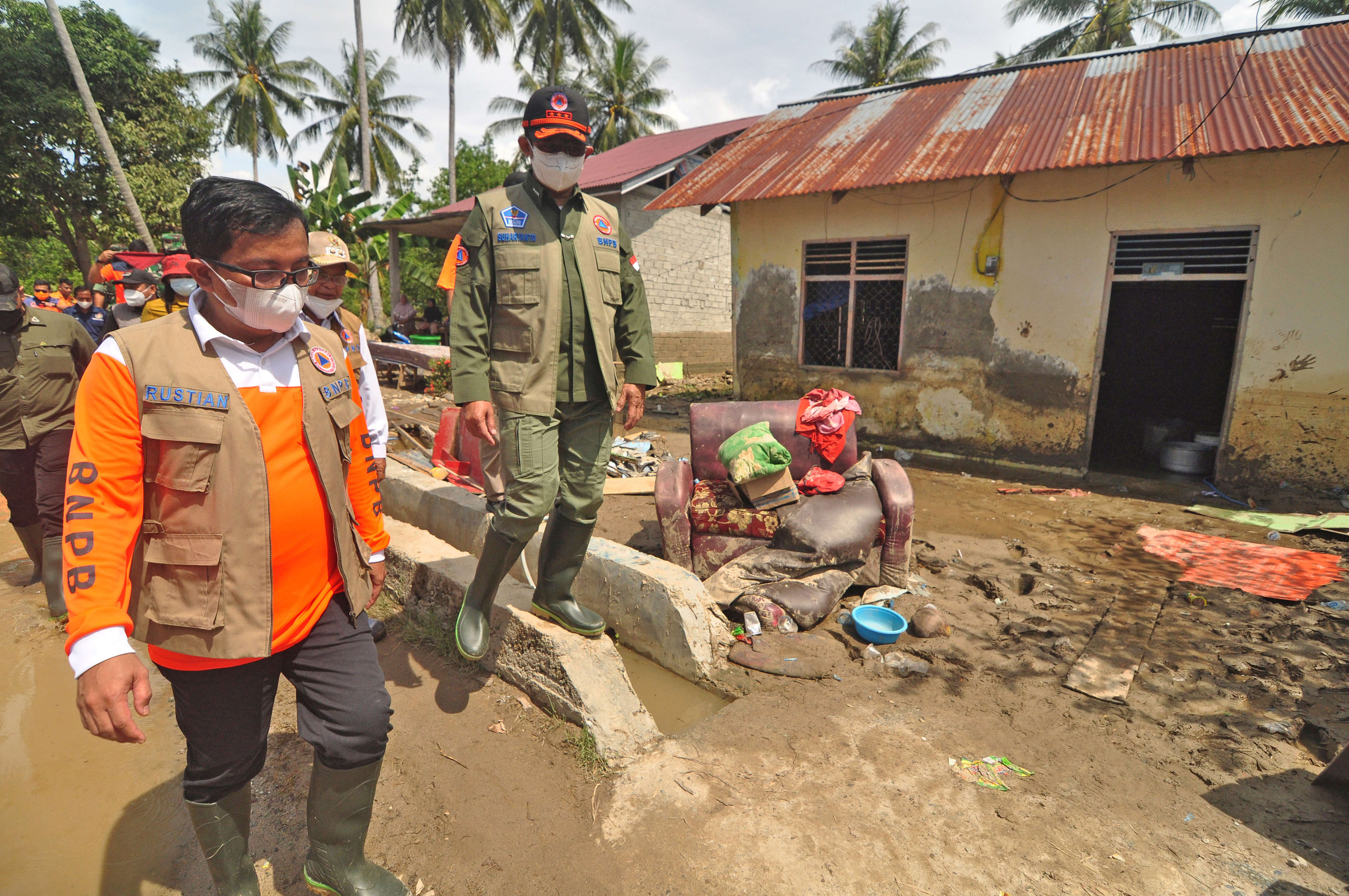 Kepala BNPB Letjen TNI Suharyanto (kanan) meninjau lokasi banjir bandang di Desa Torue, Parigi Moutong, Sulawesi Tengah, Minggu (31/7).