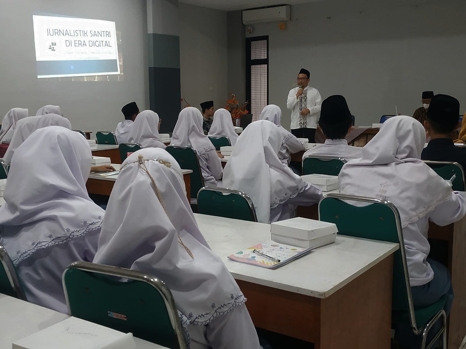 Deputi Direktur Pemberitaan Media Indonesia Ade Alawi memberikan pelatihan jurnalistik untuk santri di Ponpes Tebuireng Jombang, Senin (8/8)