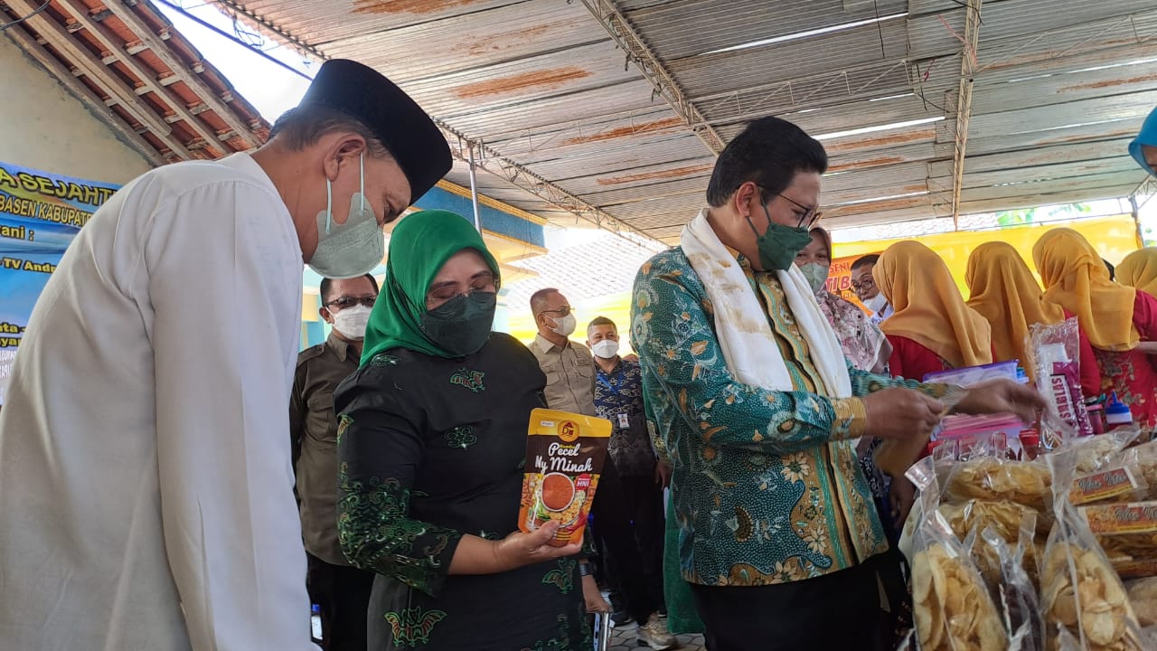 Menteri Desa PDTT  Abdul Halim Iskandar dan anggota Banggar DPR Siti Mukaromah saat kunjungan kerja ke Banyumas dan Cilacap, Sabtu (27/8)