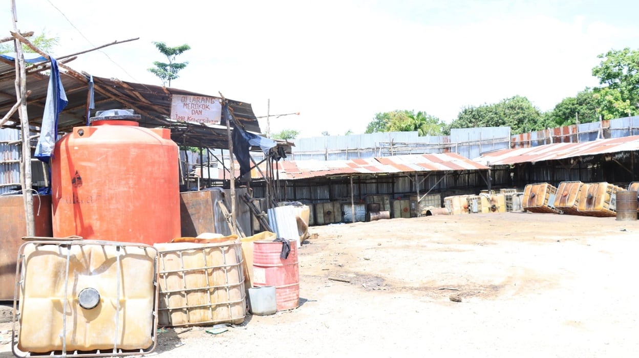 Satu dari 23 gudang di Kota Jambi yang dicurigai sebagai lokasi penampungan bahan bakar minyak (BBM) diamankan Direskrimsus Polda Jambi bers