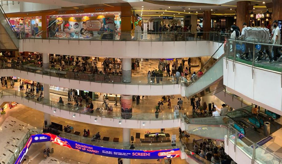 Suasana salah satu pusat perbelanjaan di Jakarta