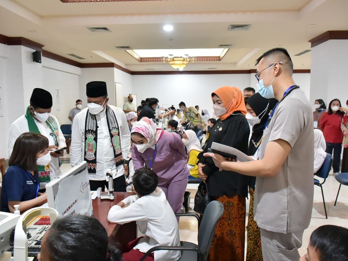 Bakti Sosial Pemeriksaan Mata dan Pemberian Kacamata Gratis untuk anak usia sekolah dasar (SD) yang tidak mampu di daerah itu. 