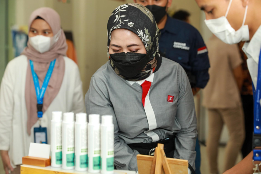 Wiwin Dewi Herawati (tengah).