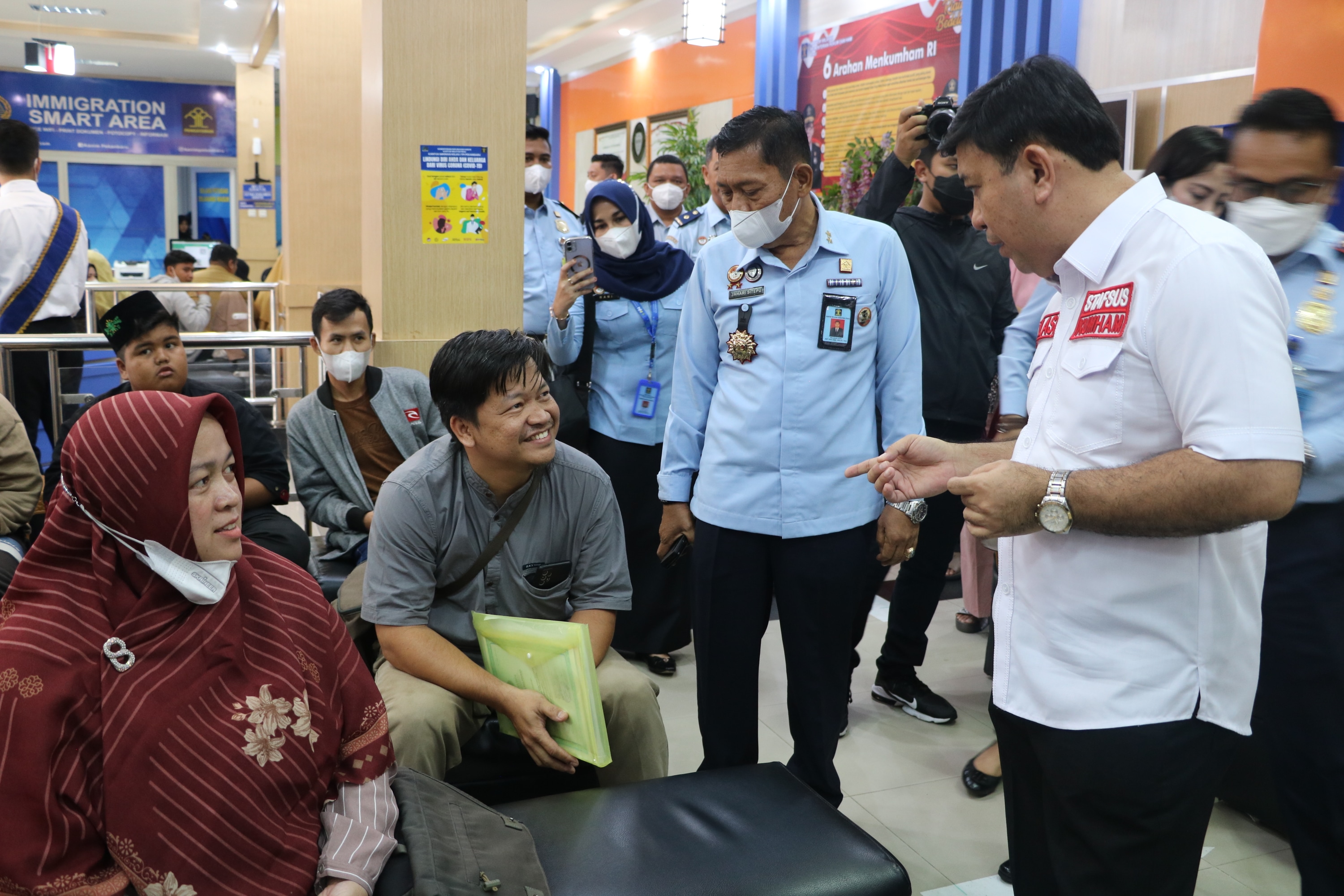 Staf Menkumham Bidang Transformasi Digital, Fajar B.S. Lase berdialog dengan warga di Kantor Imigrasi Klas I, Pekanbaru, Riau.