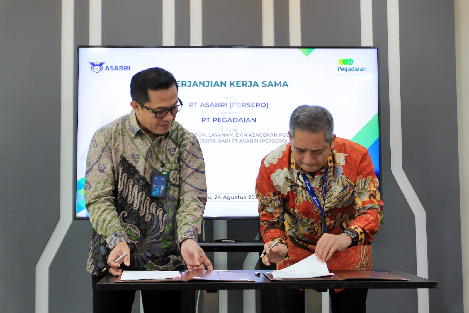 Penandatangan perjanjian kerja sama PT Asabri dengan PT Pegadaian.