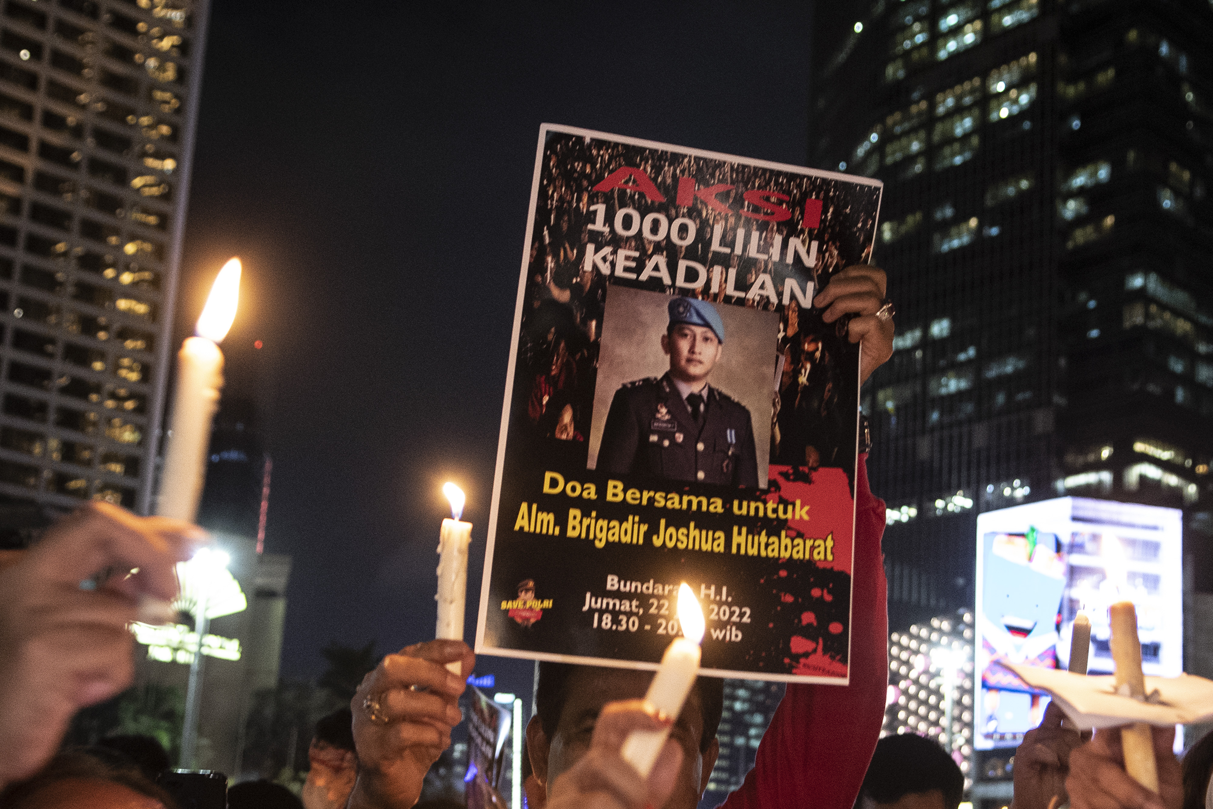 Aksi seribu lilin dan doa bersama untuk almarhum Brigadir Yosua Hutabarat di Bundaran HI, Jakarta, Jumat (22/7).