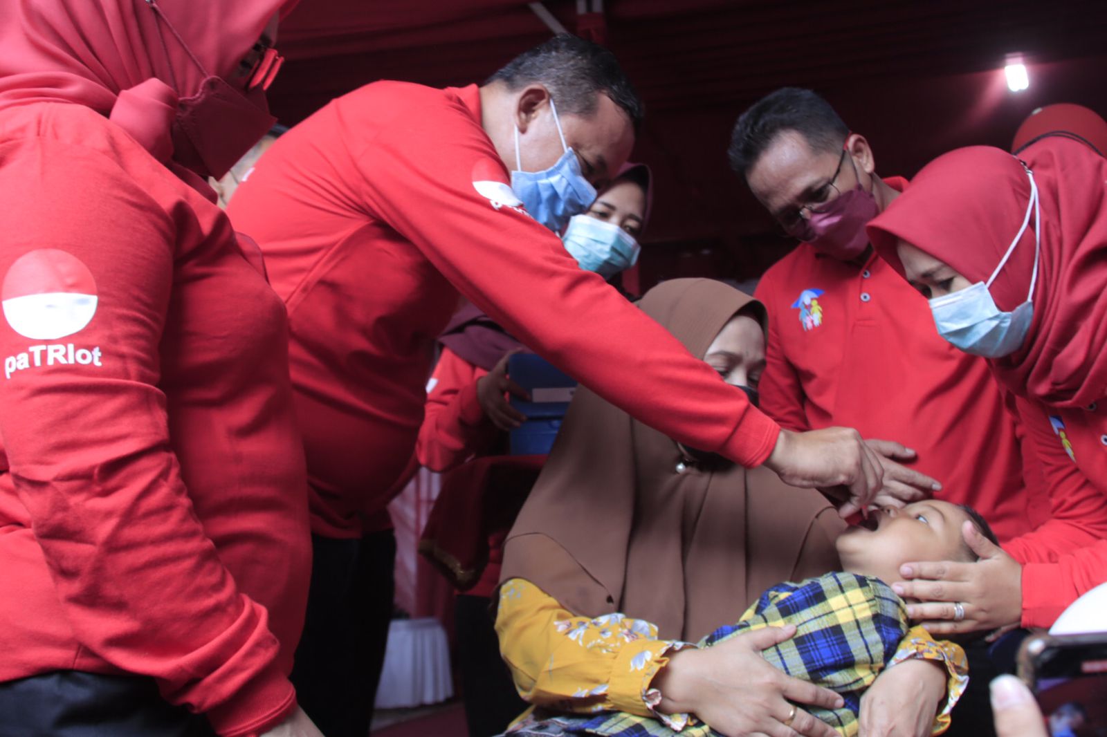  Plt Wali Kota Bekasi Tri Adhianto didampingi Plt Ketua TP PKK Kota Bekasi Wiwiek Hargono meluncurkan Bulan Imunisasi Anak Nasional (BIAN) 2